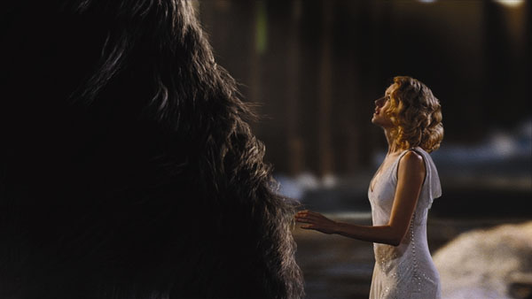 King Kong and Ann Darrow meet in the street